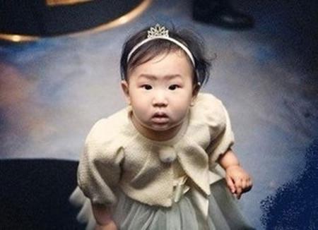 韩国第一美女，她因女儿丑被疑整容，看了她小时候照片