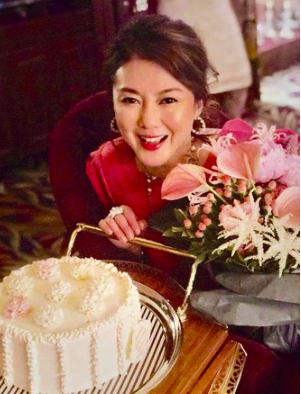 她曾艳压李嘉欣却患抑郁症自残，如今44岁为保容颜整容险丧命！