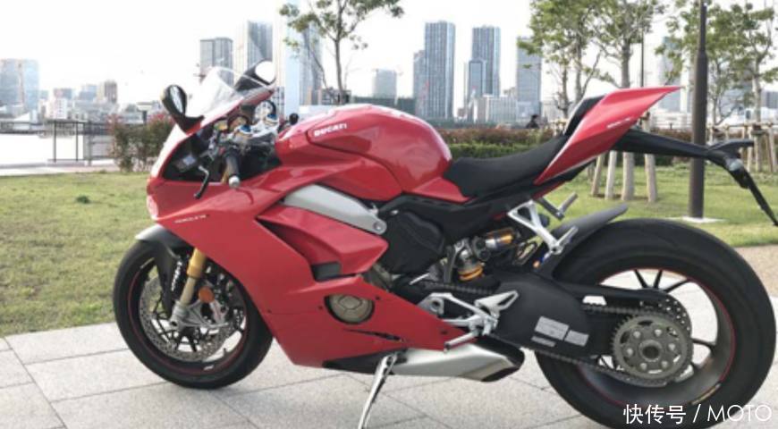 试驾搭载V型4缸引擎杜卡迪Panigale V4S