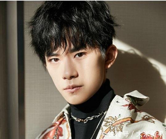 易烊千玺近六千元鞋子被踩脏,随后下意识说出