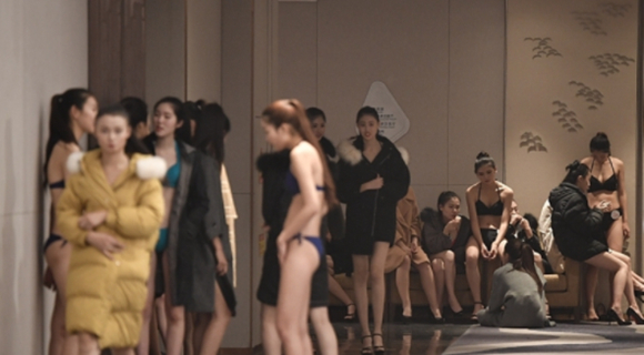 艺考生紧锣密鼓备战模特大赛练兵