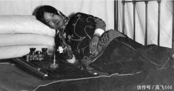 晚清鸦片的危害有多大?看了这组老照片就明白了,图五女子媚态十