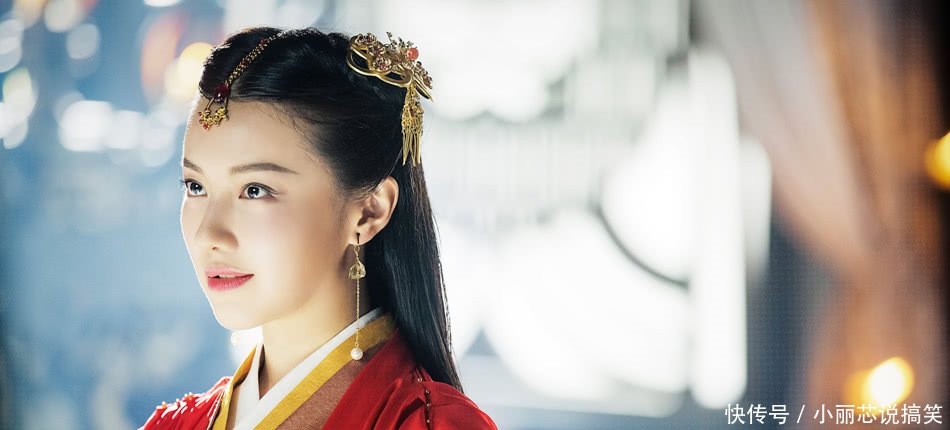 佛莲太坏引吐槽 王鹤润自黑变身佛戏女孩 随着佛莲再放大招,其腹黑戏精的形象也再度深入人心,不少入戏太深的观众留言道:希望佛莲早点领盒饭,编剧什么时候把佛莲写死?。佛莲的扮演者王鹤润,也因此受到了许多忠实观众的吐槽。 面对种种议论,佛莲的扮演者王鹤润本人也表示该。近日,王鹤润本人在微博发出佛系女孩表情包,声称:连自己吓的都不敢看了,我也很绝望啊。有什么办法能让大家区分开角色和本人?在线等。其搞怪自黑的语气使得许多原本入戏太深的网友瞬间出戏。尽管角色可恶,但王鹤润本人耿直搞怪的个性却让人恨不起