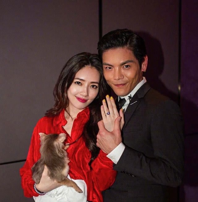 郭碧婷百万钻戒啥,得知她订婚宴上这双鞋的价