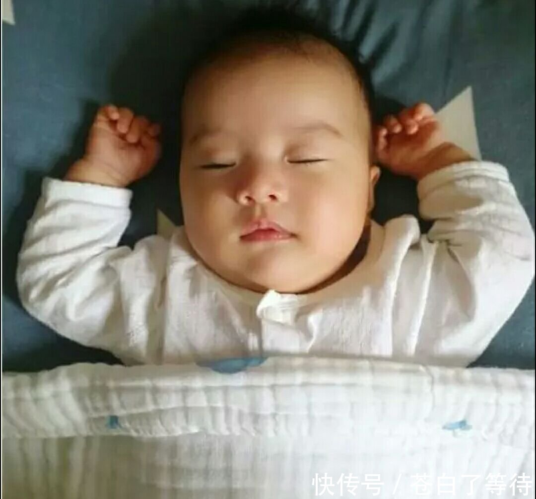 宝宝睡觉为何喜欢投降姿势?宝妈知道原因后