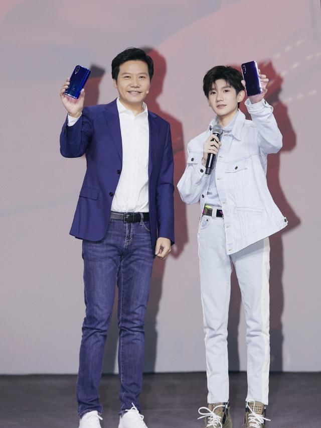 有谁注意王源接过贾乃亮的饮料时托口而出的一