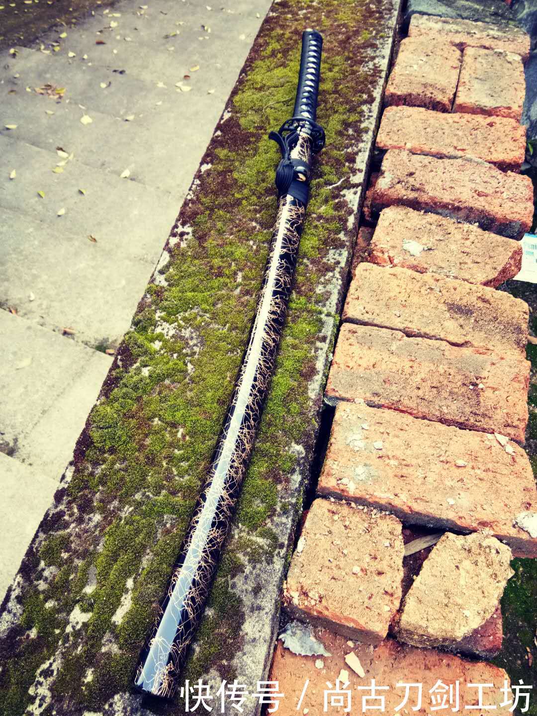 欣赏现代风格的武士刀