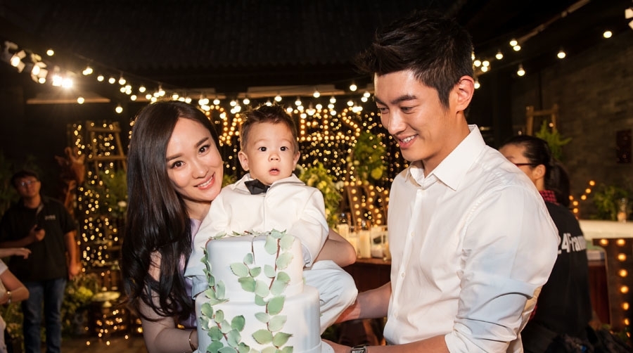 步好姐妹后尘?霍思燕深夜被拍,与男子当街搂抱