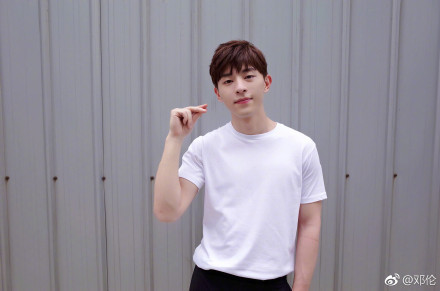 2018高考直播第一天!邓伦为吴磊高考加油!