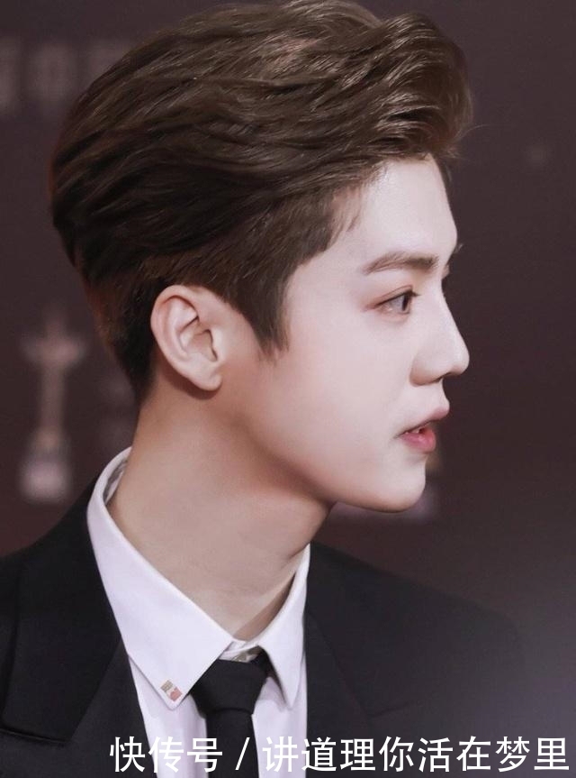 跨年献唱人气下滑严重?当蔡徐坤粉丝关闭灯牌