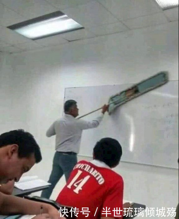 搞笑GIF:看火车的孩子给表情一口吃的吧!搞笑图片孩子挤的图片