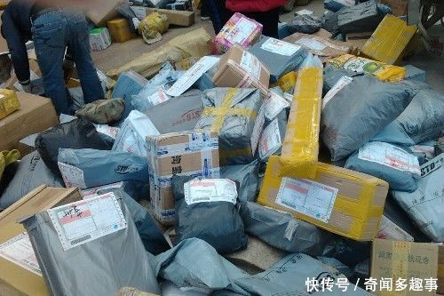 男子为追回前女友每周写一份情书，女孩寄给他一包裹，打开后懵了