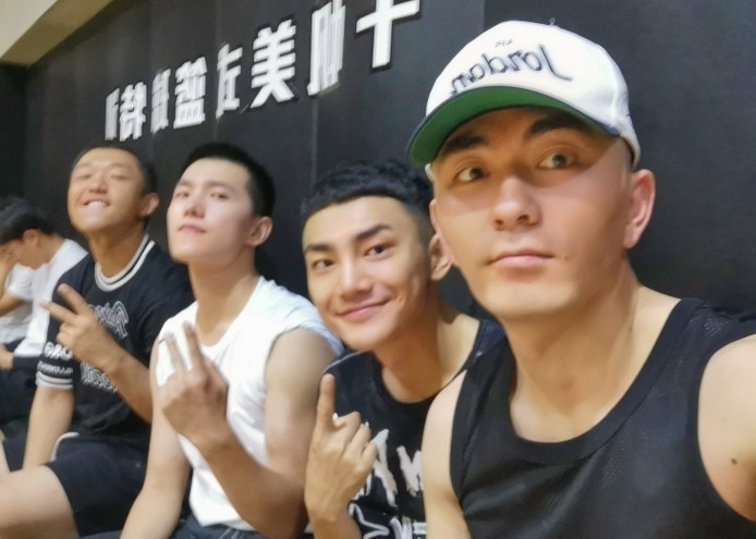 杨洋杜江张哲瀚一起打篮球,杨洋寸头超吸睛,网