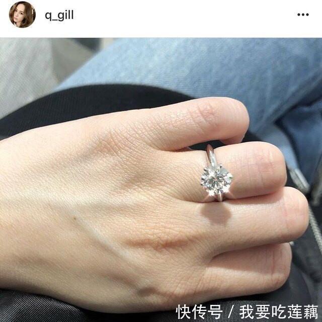 阿娇领证现场曝光,穿粉色婚纱同新郎深情拥吻