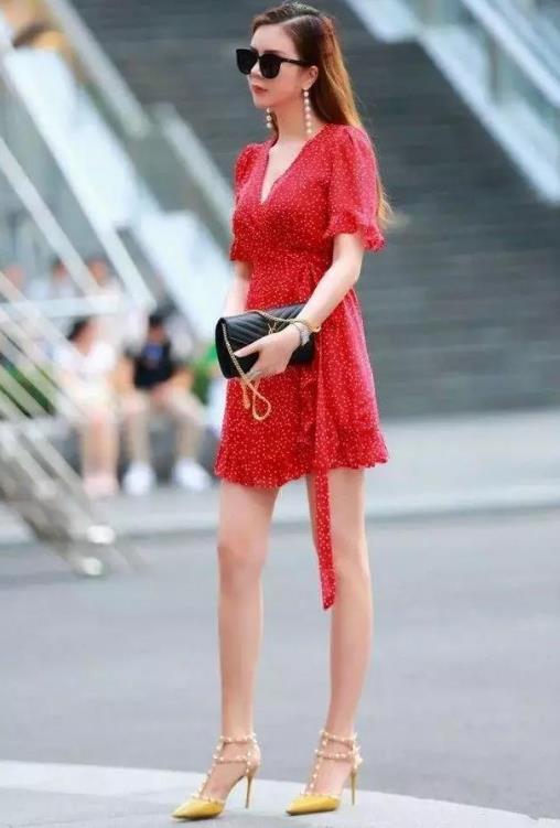 街拍:小姐姐一件白色单肩背心搭配低腰牛仔短裤,尽显时尚魅力插图(1) 街拍:小姐姐一件白色单肩背心搭配低腰牛仔短裤,尽显时尚魅力插图(1)