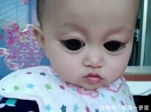 女孩有一双迷人的大眼睛,很多人都表示怀疑,妈妈的解释让人乐了