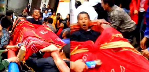 老汉给自己办"葬礼" 活人坐棺材
