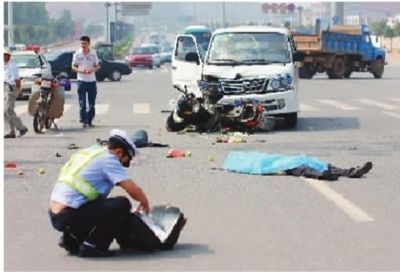 刚怀孕就接老公的死亡通知，含泪生下儿子，十年后却收到老公短信