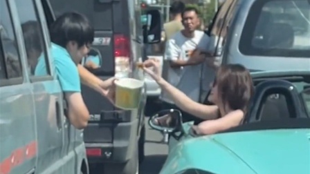 面包车小伙国庆被堵路上，拿出炸鸡块搭讪跑车女生