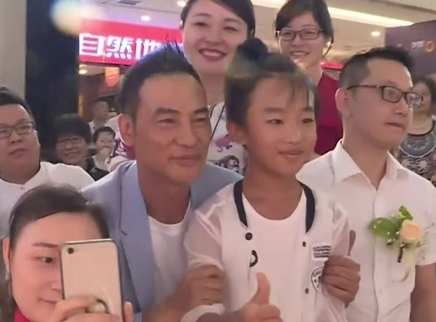 娱乐急先锋 任达华来长沙拍照合影来者不拒
