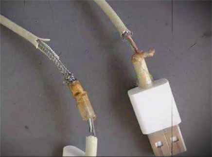 新闻大求真 充电器为何会电人？