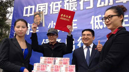 故事中国 周末版 安徽首善跪拜陈光标5小时求善款
