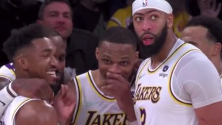 NBA热辣资讯 湖人众将双杀活塞后聚一起聊天！球迷：在聊什么这么开心？