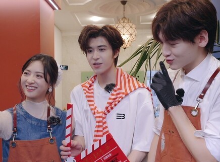 独家直拍：全员拍杀青大片