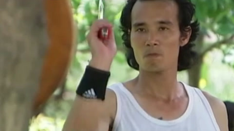 经典传奇 飞刀王李志洪秒小李飞刀 筷子射穿厚纸板