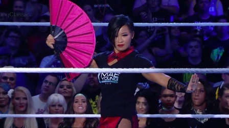 WWE在中国 中国之星李霞亮相2017梅杨女子摔跤经典争霸赛 折扇玩出侠女风范