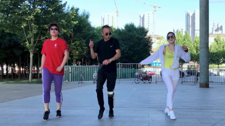白衣女跳的舞步太稀罕人了《小辫子甩的心痒痒》