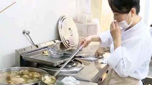 人气美食 荠菜馄饨 黄鱼馄饨 冷馄饨“老”客人追寻“老”情怀！