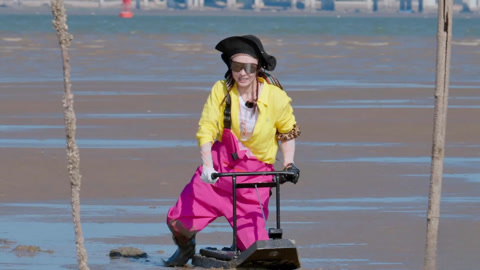 张柏芝邵子恒海滩滑泥 何赛飞刘嘉玲拍短剧起争执