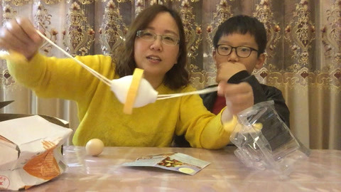 梁小轩和轩妈试吃各种美食 试用“两种扯蛋器”