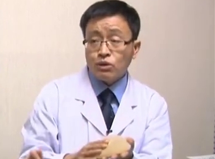 新闻当事人 揭秘隆胸背后的隐患
