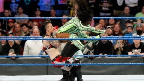wwe美国职业摔角 夏洛特遭暴动小队再群殴 娜欧米携众女星救场
