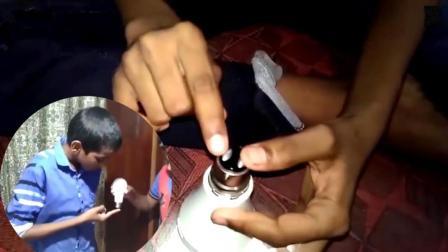 半岛奇闻 印度男孩“电力”十足 靠身体接触能点亮灯泡！