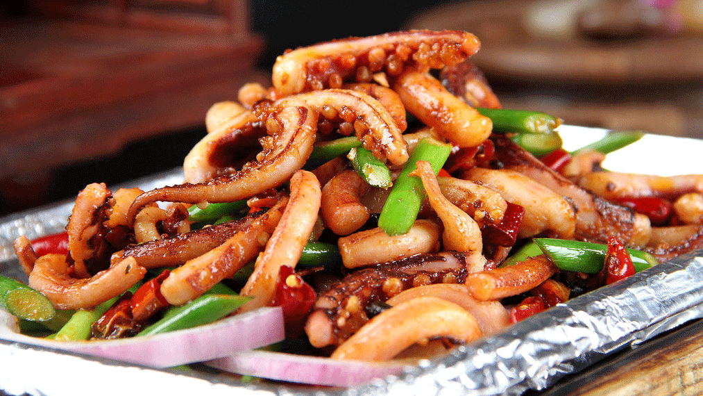 人气美食 又到月饼排队季 拿个篮子买“散装”