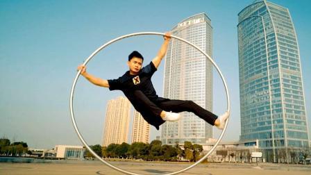 旋转跳跃 大铁环舞蹈不停歇