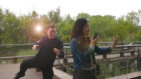 唱罢吹灯 大叔忍不住伴舞，美女在公园直播飙歌太搞笑