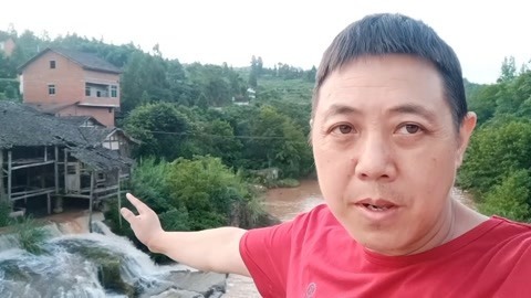 唱罢吹灯 四川大哥在路上遇碰瓷，没想到是一位老太太，结果很意外