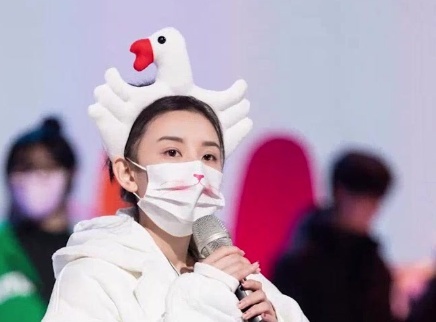宋祖儿王安宇现身跨年晚会彩排