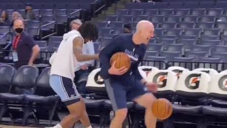 NBA热辣资讯 你见过这么调皮的莫兰特吗？这一幕也太温馨了吧！
