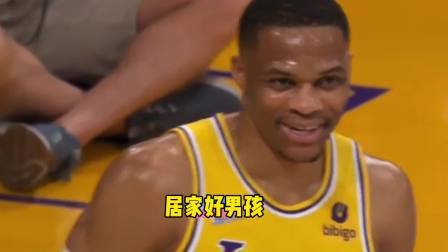 NBA热辣资讯 威少帮助工作人员亲自拿拖把拖地！球迷：真是居家好男孩！