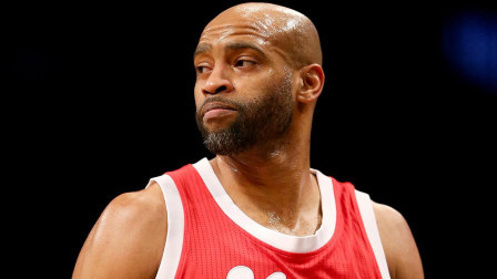 NBA流言收割机 官方：老鹰正式续约文斯-卡特
