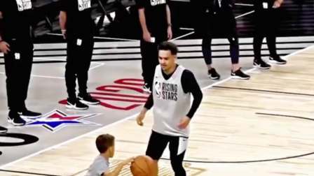 NBA热辣资讯 特雷杨和小球迷单挑故意假装被晃倒哄他开心！这一幕真的太暖了！