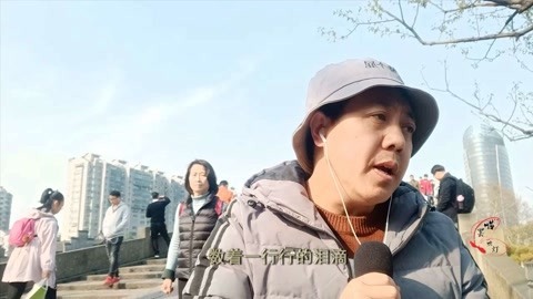 唱罢吹灯 逗比大叔杭州桥上飙歌，旁边美女看了笑容满面