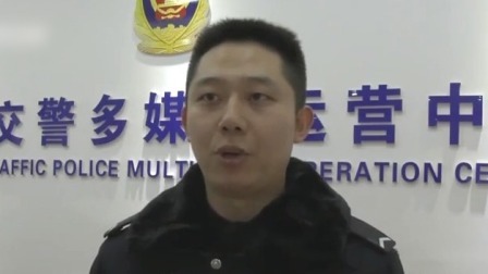 第一时间 醉汉深夜开爆胎上路 在测酒卡口被交警查处