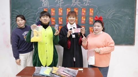美女家务事 过新年老师让大家抽红包，小晴福气满满竟抽中100包粘土，真幸运
