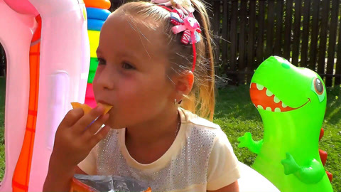 苏菲亚偷吃爸爸的薯片